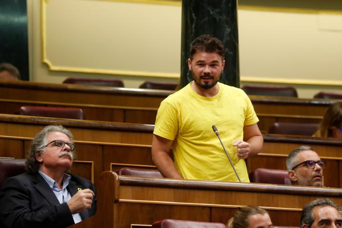 Rufián sorprende al dar la razón a una diputada de Vox, que acaba haciendo gestos en su escaño