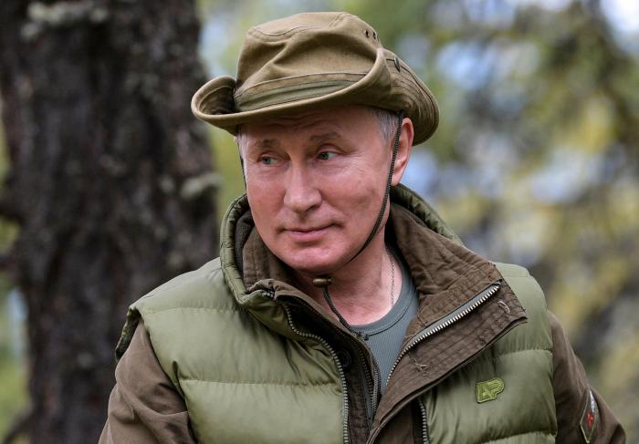 Putin cumple 67 años y lo celebra con un posado en Siberia