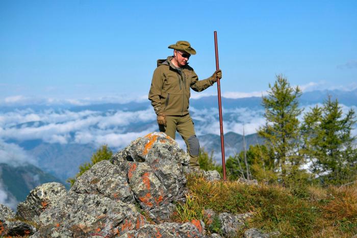 Putin cumple 67 años y lo celebra con un posado en Siberia