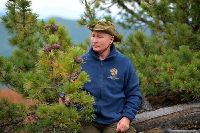 Putin cumple 67 años y lo celebra con un posado en Siberia