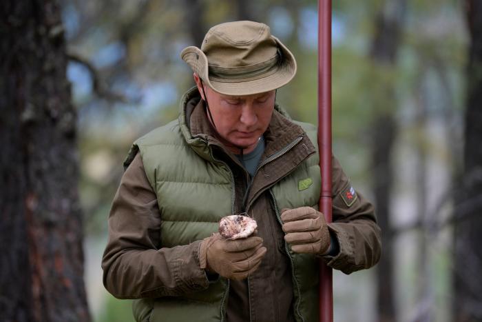 Putin cumple 67 años y lo celebra con un posado en Siberia