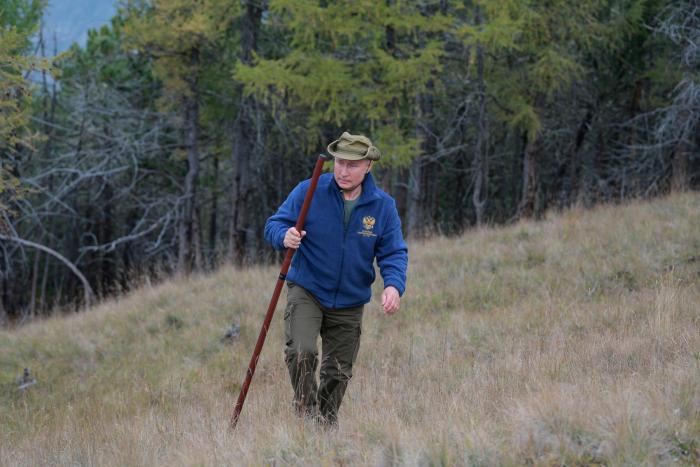 Putin cumple 67 años y lo celebra con un posado en Siberia