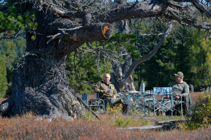Putin cumple 67 años y lo celebra con un posado en Siberia
