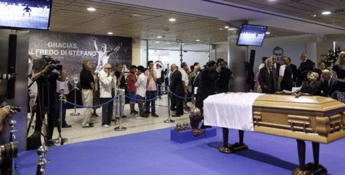 Muerte de Alfredo Di Stéfano: Miles de personas acuden a visitar su capilla ardiente (FOTOS)