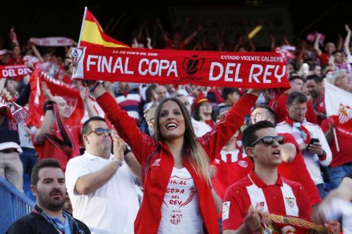 Las FOTAZAS de sevillistas y culés en la fiesta del Calderón