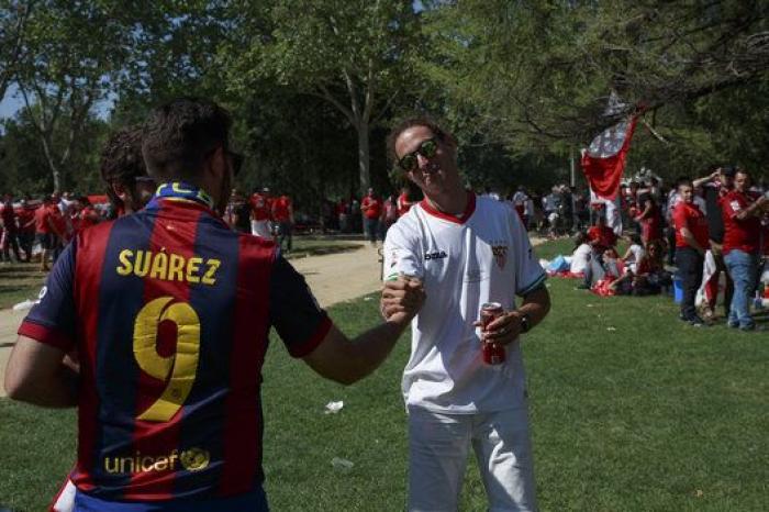 Las FOTAZAS de sevillistas y culés en la fiesta del Calderón