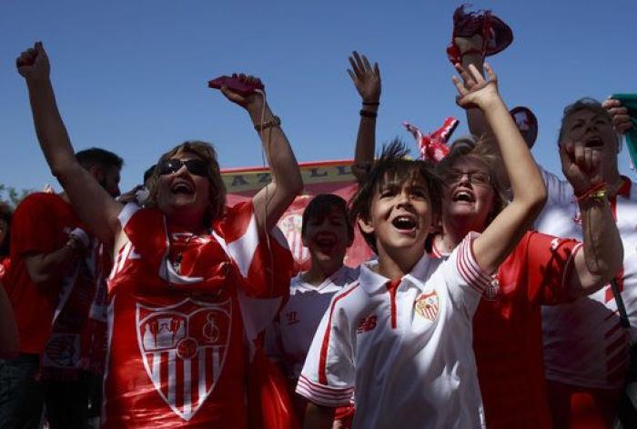 Las FOTAZAS de sevillistas y culés en la fiesta del Calderón
