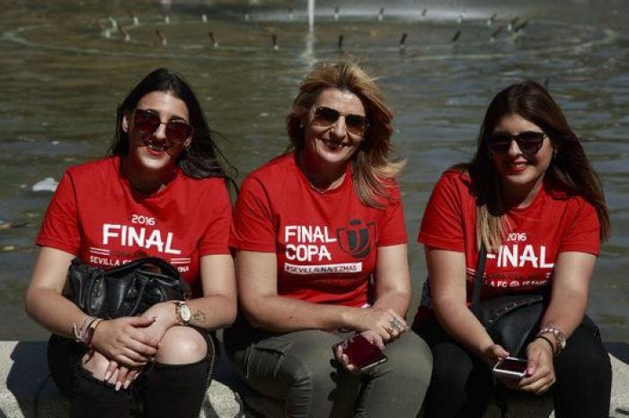 Las FOTAZAS de sevillistas y culés en la fiesta del Calderón