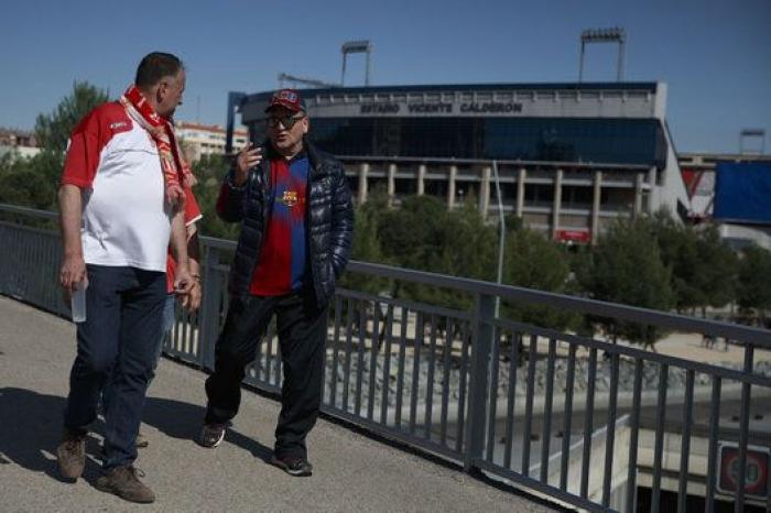 Las FOTAZAS de sevillistas y culés en la fiesta del Calderón