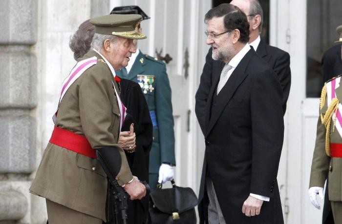 Morenés atribuye los titubeos del rey a los nervios por su reaparición y los "problemas" de la casa real