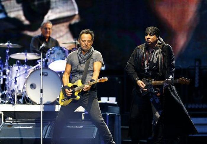 Este joven se salta las clases para ver a Bruce Springsteen y termina cantando y tocando con él