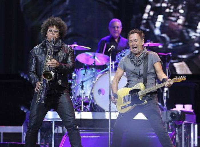 Este joven se salta las clases para ver a Bruce Springsteen y termina cantando y tocando con él