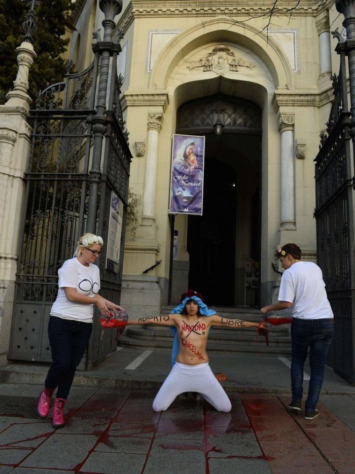 Un centenar de activistas de Femen marchan en París contra la violencia machista
