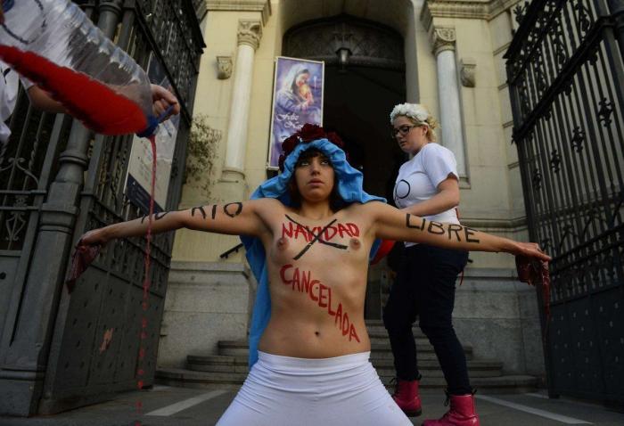Un centenar de activistas de Femen marchan en París contra la violencia machista