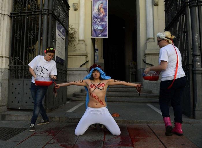 Un centenar de activistas de Femen marchan en París contra la violencia machista