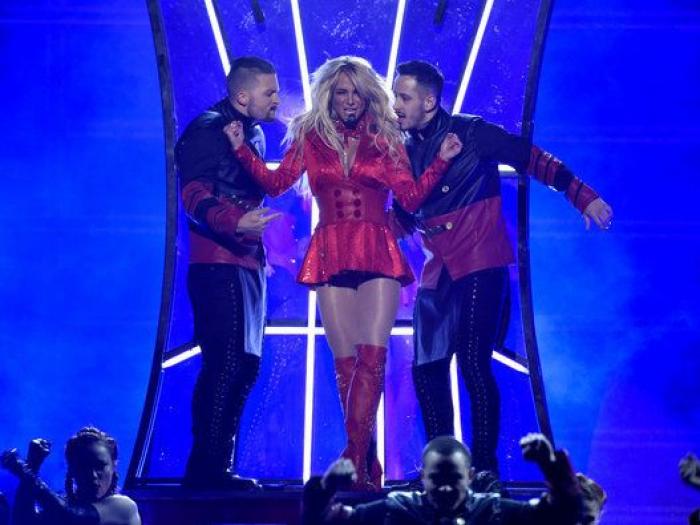 Madonna y Celine Dion ponen la emoción a unos Billboard dominados por Adele