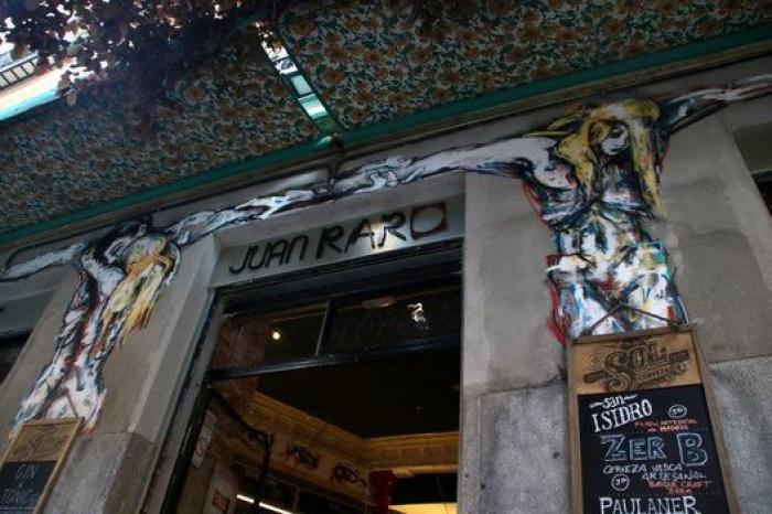 Lanzan objetos a Ignacio Aguado (C's) en un acto contra la okupación en Lavapiés (Madrid)