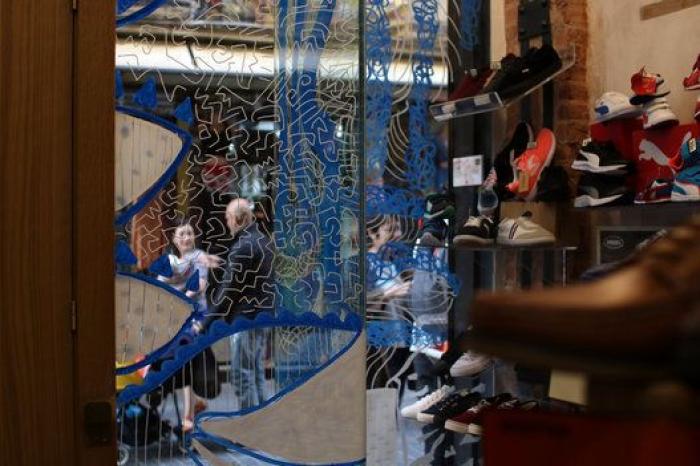 Lanzan objetos a Ignacio Aguado (C's) en un acto contra la okupación en Lavapiés (Madrid)