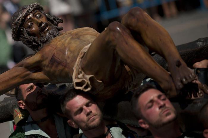 Twitter se indigna con los legionarios por cantar 'Novio de la muerte' a niños con cáncer