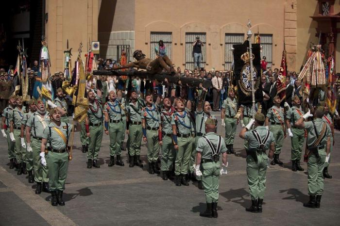 Twitter se indigna con los legionarios por cantar 'Novio de la muerte' a niños con cáncer