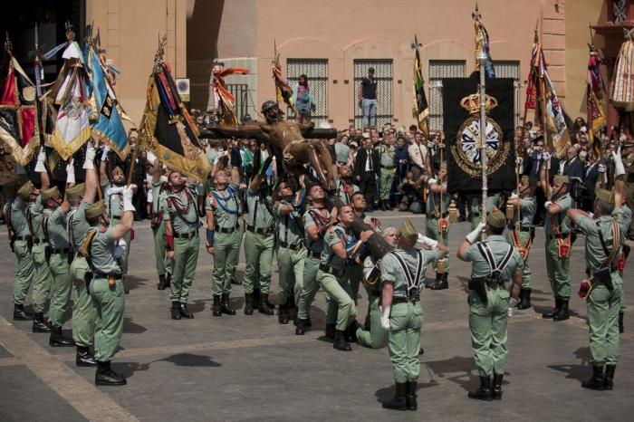 Twitter se indigna con los legionarios por cantar 'Novio de la muerte' a niños con cáncer