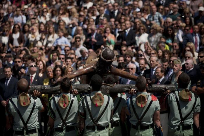 Twitter se indigna con los legionarios por cantar 'Novio de la muerte' a niños con cáncer