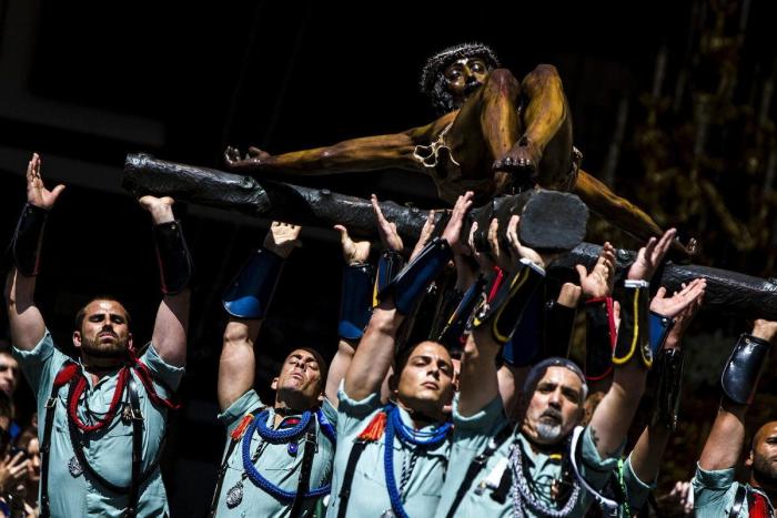 Twitter se indigna con los legionarios por cantar 'Novio de la muerte' a niños con cáncer