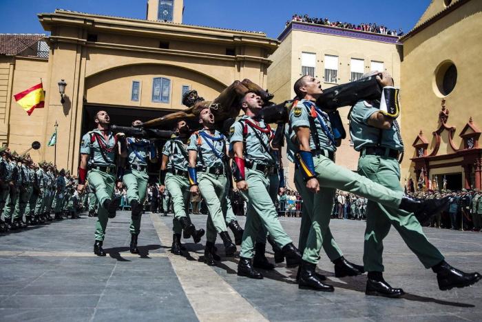 Twitter se indigna con los legionarios por cantar 'Novio de la muerte' a niños con cáncer