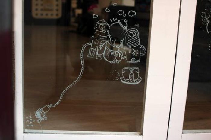 Lanzan objetos a Ignacio Aguado (C's) en un acto contra la okupación en Lavapiés (Madrid)