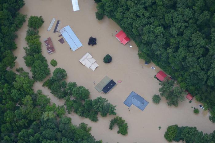 Al menos 28 muertos por las inundaciones en Kentucky, una cifra que "podría potencialmente duplicarse"