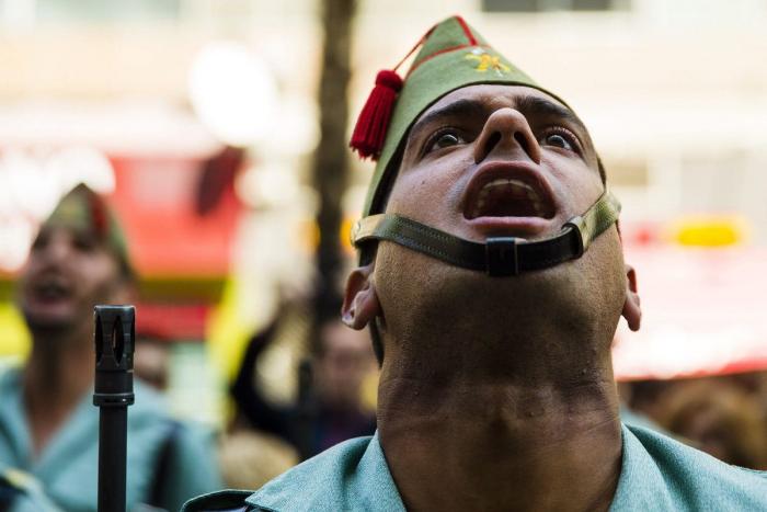 Twitter se indigna con los legionarios por cantar 'Novio de la muerte' a niños con cáncer