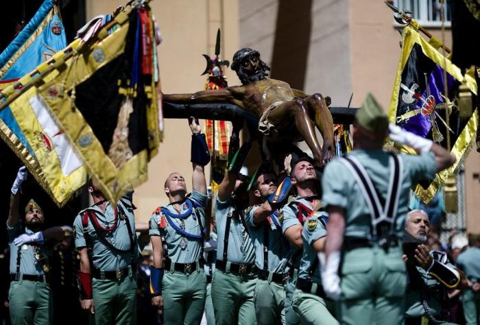 Twitter se indigna con los legionarios por cantar 'Novio de la muerte' a niños con cáncer