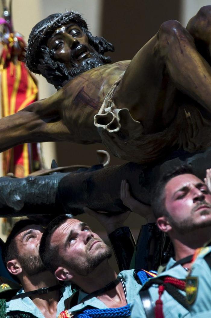 Twitter se indigna con los legionarios por cantar 'Novio de la muerte' a niños con cáncer