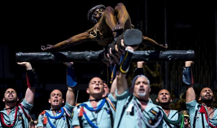 Twitter se indigna con los legionarios por cantar 'Novio de la muerte' a niños con cáncer