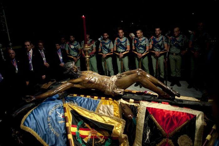 Twitter se indigna con los legionarios por cantar 'Novio de la muerte' a niños con cáncer