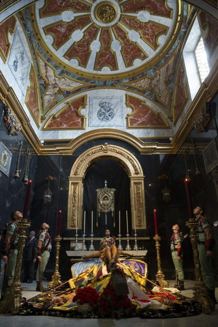 Twitter se indigna con los legionarios por cantar 'Novio de la muerte' a niños con cáncer