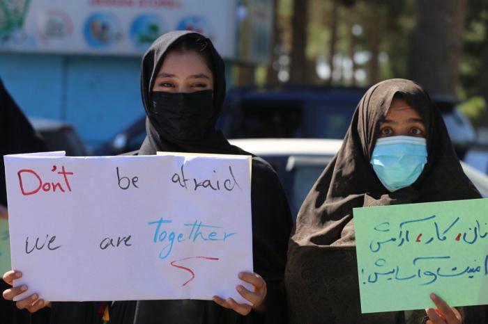 Los talibán disuelven a tiros una protesta que congrega a cientos de personas en Kabul
