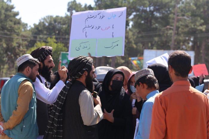 Los talibán disuelven a tiros una protesta que congrega a cientos de personas en Kabul