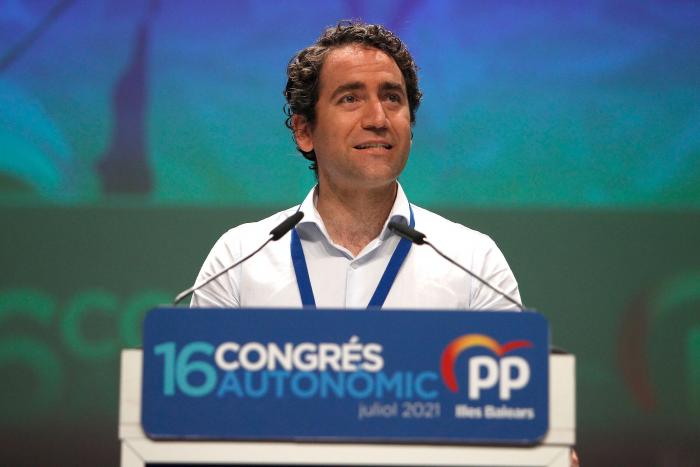 Ayuso escenifica la tregua con Génova en un acto con Egea