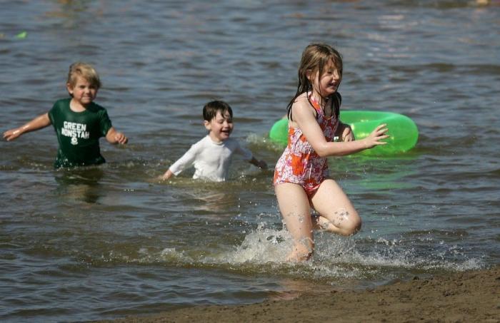 13 razones por las que no pisar una piscina pública en verano
