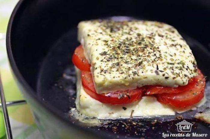 Cachondeo con lo que se ve en esta foto de Simeone jugando al ajedrez con su hijo: mira bien