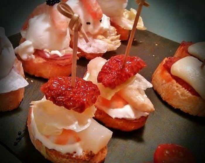 Cachondeo con lo que se ve en esta foto de Simeone jugando al ajedrez con su hijo: mira bien