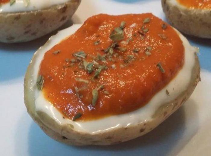 Cachondeo con lo que se ve en esta foto de Simeone jugando al ajedrez con su hijo: mira bien