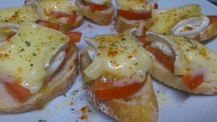 Cachondeo con lo que se ve en esta foto de Simeone jugando al ajedrez con su hijo: mira bien