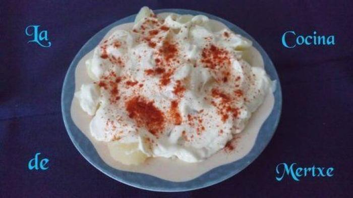 Cachondeo con lo que se ve en esta foto de Simeone jugando al ajedrez con su hijo: mira bien