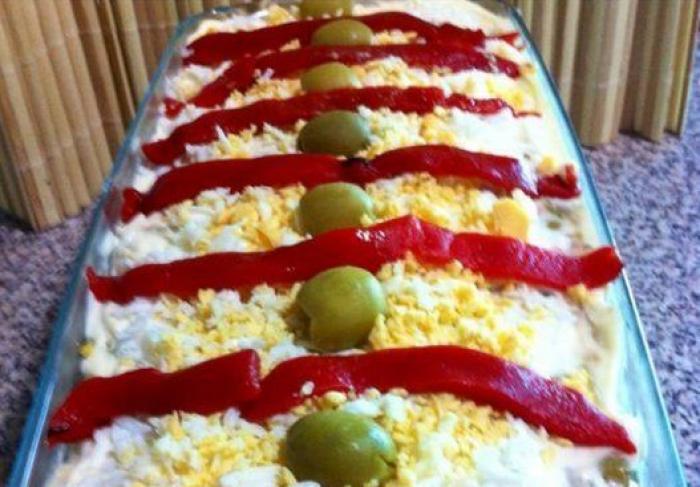 Cachondeo con lo que se ve en esta foto de Simeone jugando al ajedrez con su hijo: mira bien