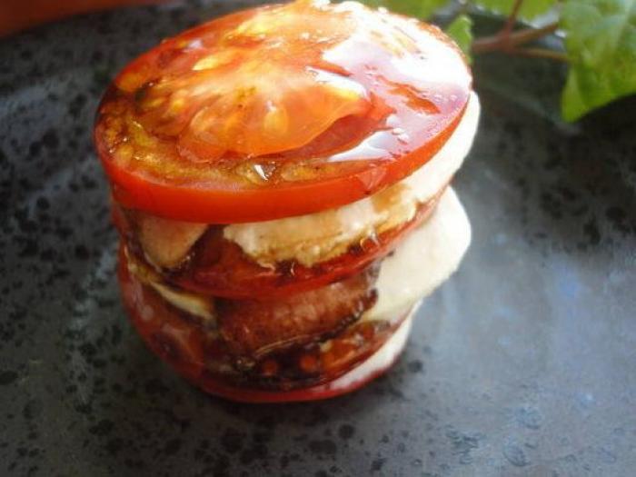 Cachondeo con lo que se ve en esta foto de Simeone jugando al ajedrez con su hijo: mira bien