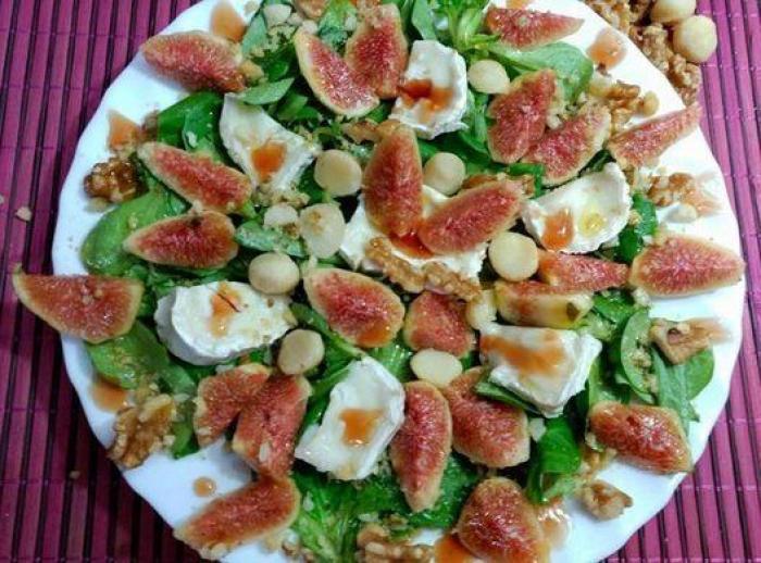 Cachondeo con lo que se ve en esta foto de Simeone jugando al ajedrez con su hijo: mira bien