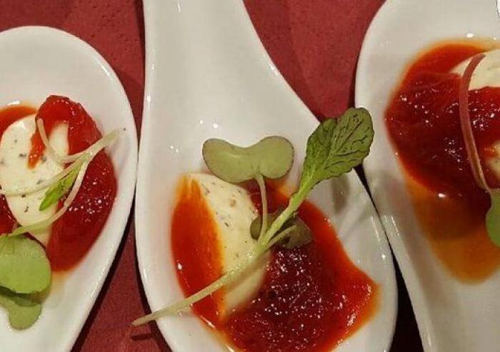 Cachondeo con lo que se ve en esta foto de Simeone jugando al ajedrez con su hijo: mira bien