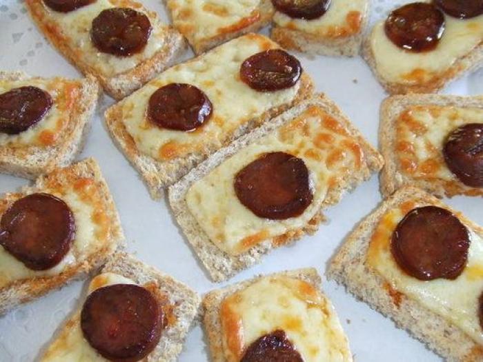 Cachondeo con lo que se ve en esta foto de Simeone jugando al ajedrez con su hijo: mira bien